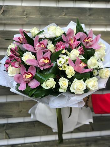 Букет цветов из: Розы и Хризантемы в Пашию