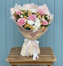 Букет цветов из:  Гвоздики, Орхидеи и Розы в Пашию