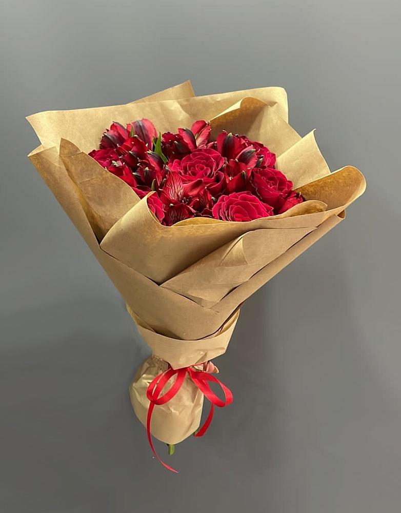 Букет цветов из: Альстромерии и Розы в Пашию