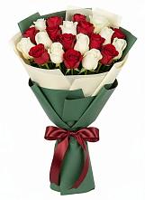 Букет Микс из красных и белых роз в Пашию