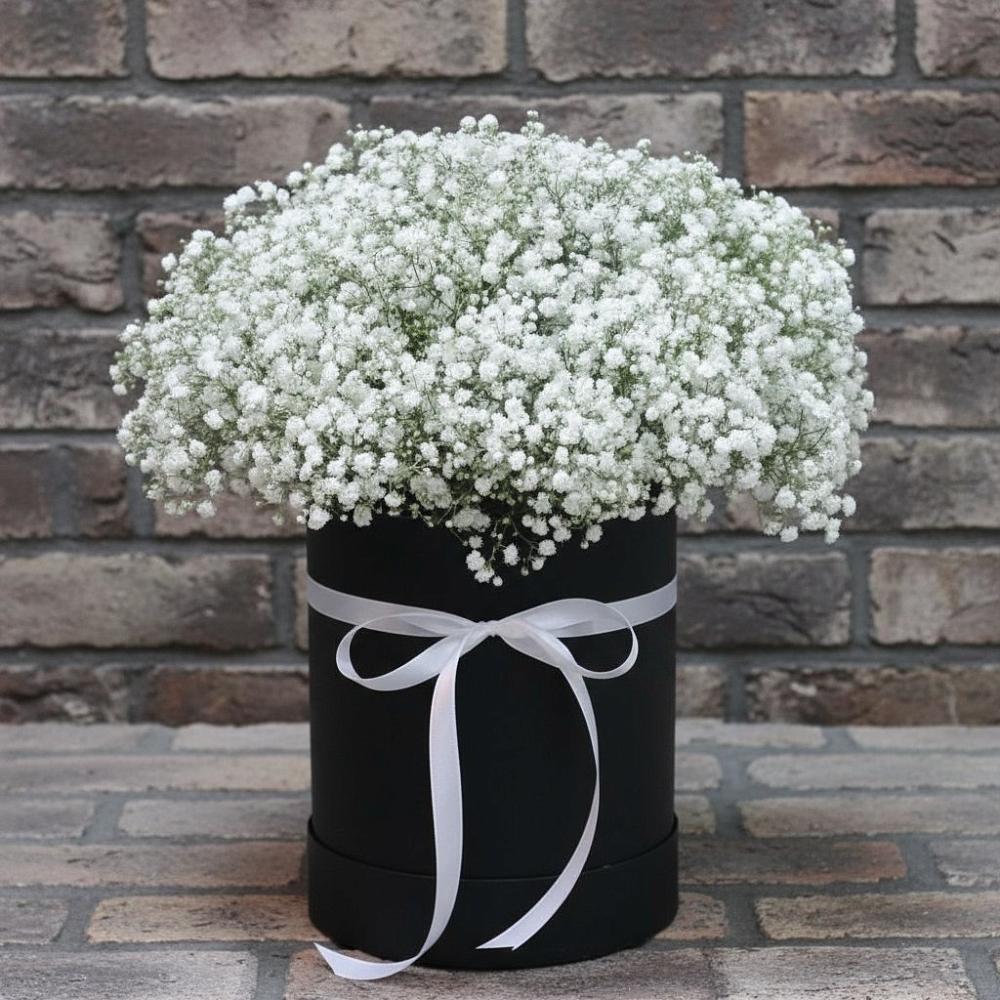 Цветочная композиция из Гипсофила в шляпной коробке в Пашию