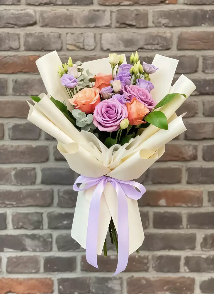 Букет цветов из: Лизиантусы и Розы в Пашию