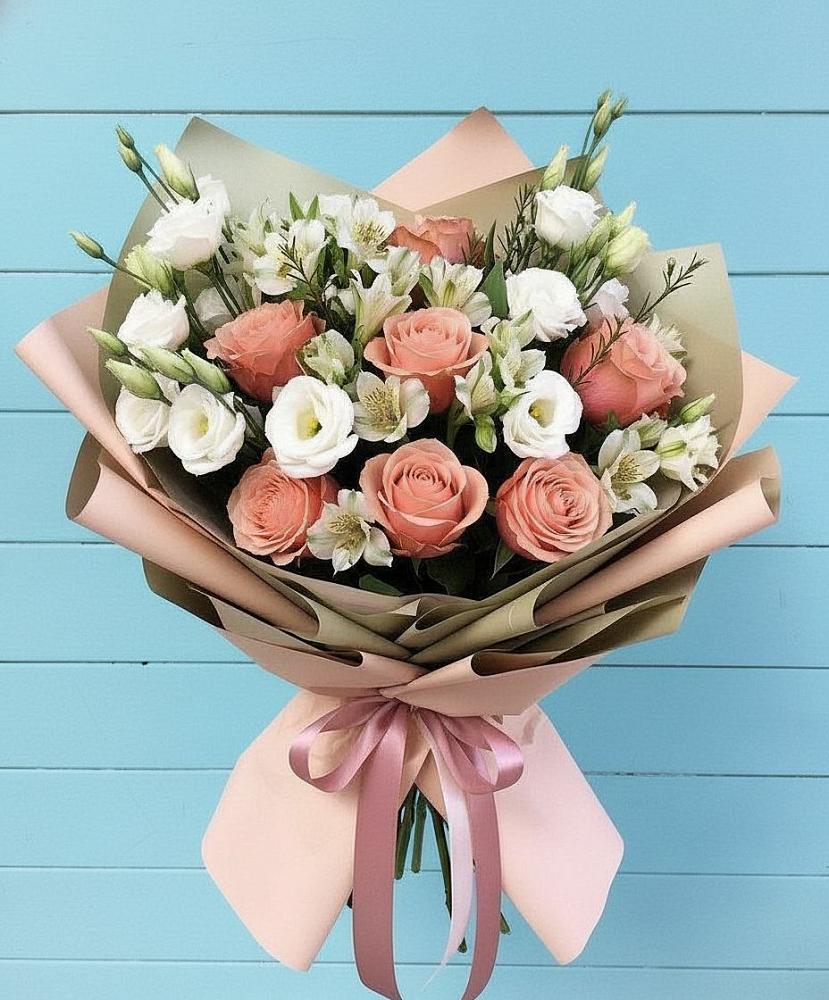 Букет цветов из: Розы, Альстромерии и Лизиантусы в Пашию