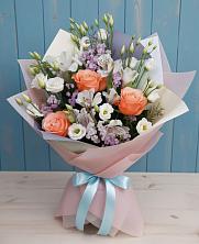 Букет цветов из:  Лизиантусы, Розы, Альстромерии и Гипсофила в Пашию