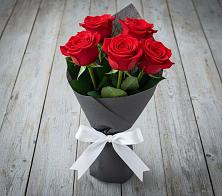 Букет 5 Красных роз Эдлесс Лав в Пашию