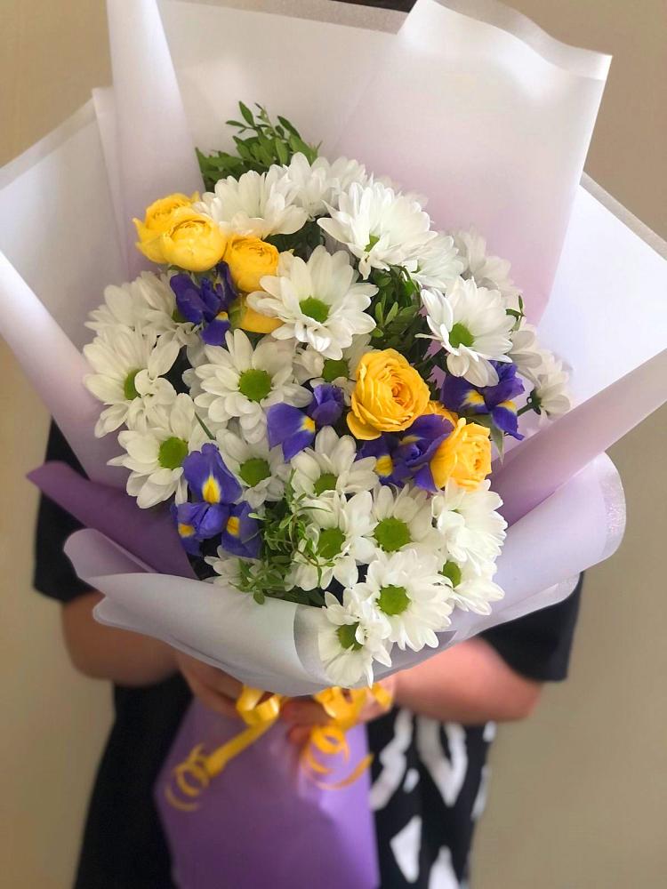 Букет цветов из: Ирисы, Хризантемы и Розы в Пашию