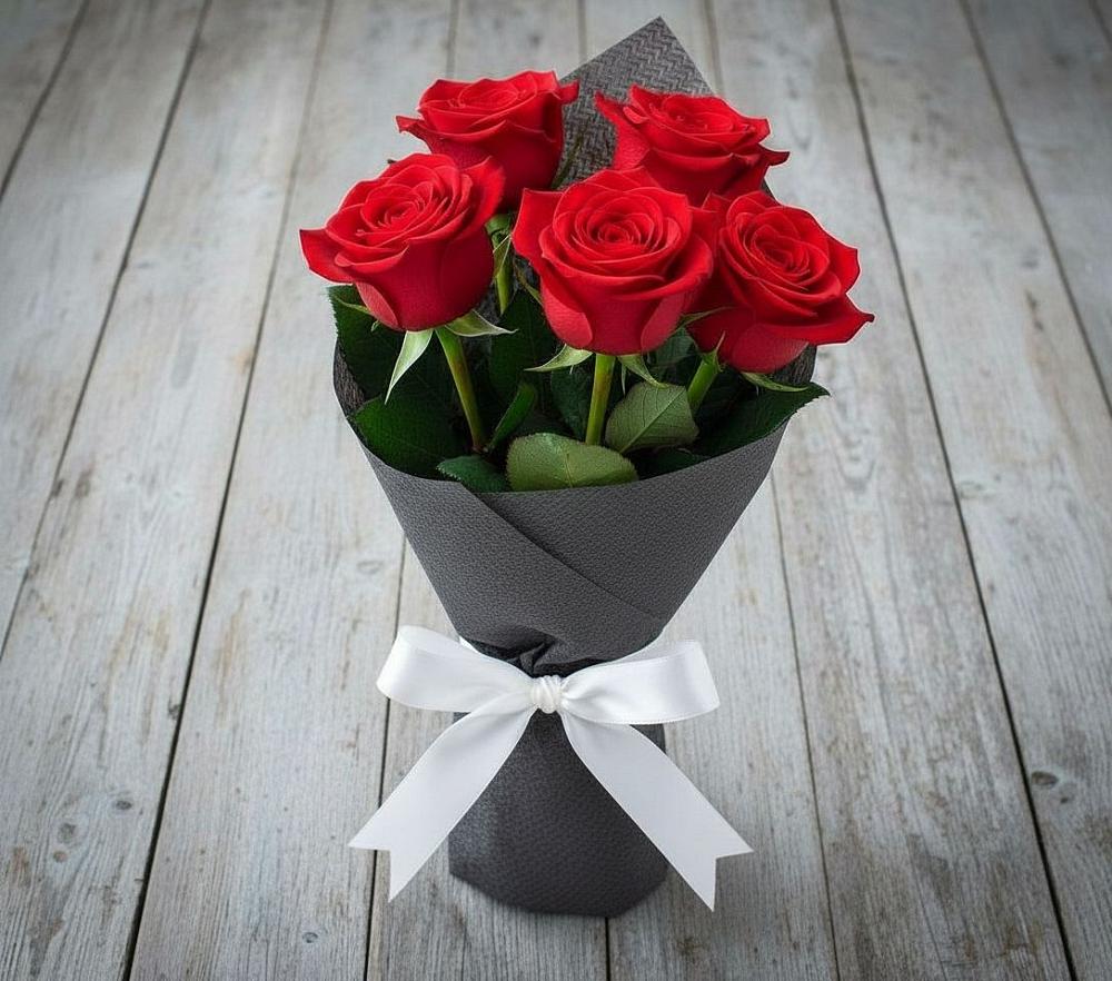 Букет 5 Красных роз Эдлесс Лав в Пашию
