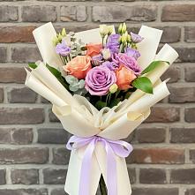 Букет цветов из:  Лизиантусы и Розы в Пашию