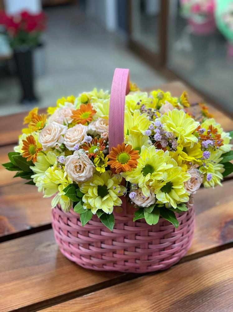 Цветочная композиция из Хризантемы и Розы в корзине в Пашию