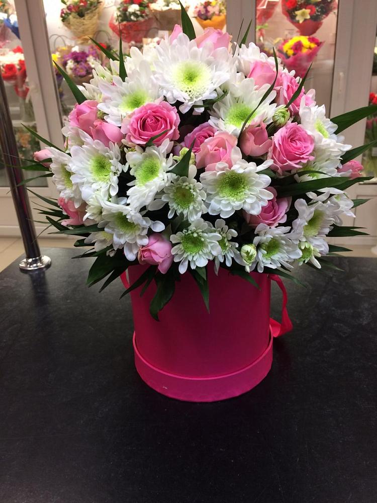 Цветочная композиция из Розы и Хризантемы в шляпной коробке в Пашию