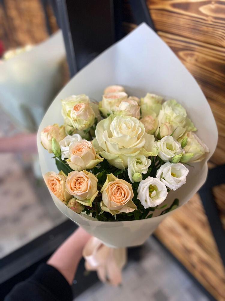 Букет цветов из: Розы и Лизиантусы в Пашию